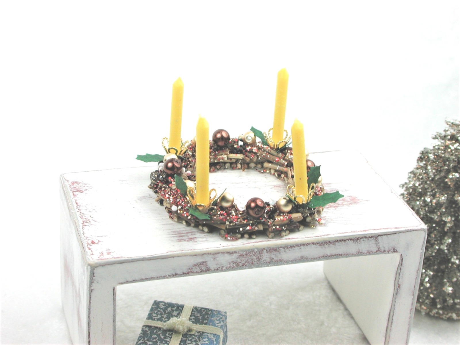 Adventskranz aus Holz mit echten gelben Kerzen im Kerzenhalter und in braun gold gehaltene