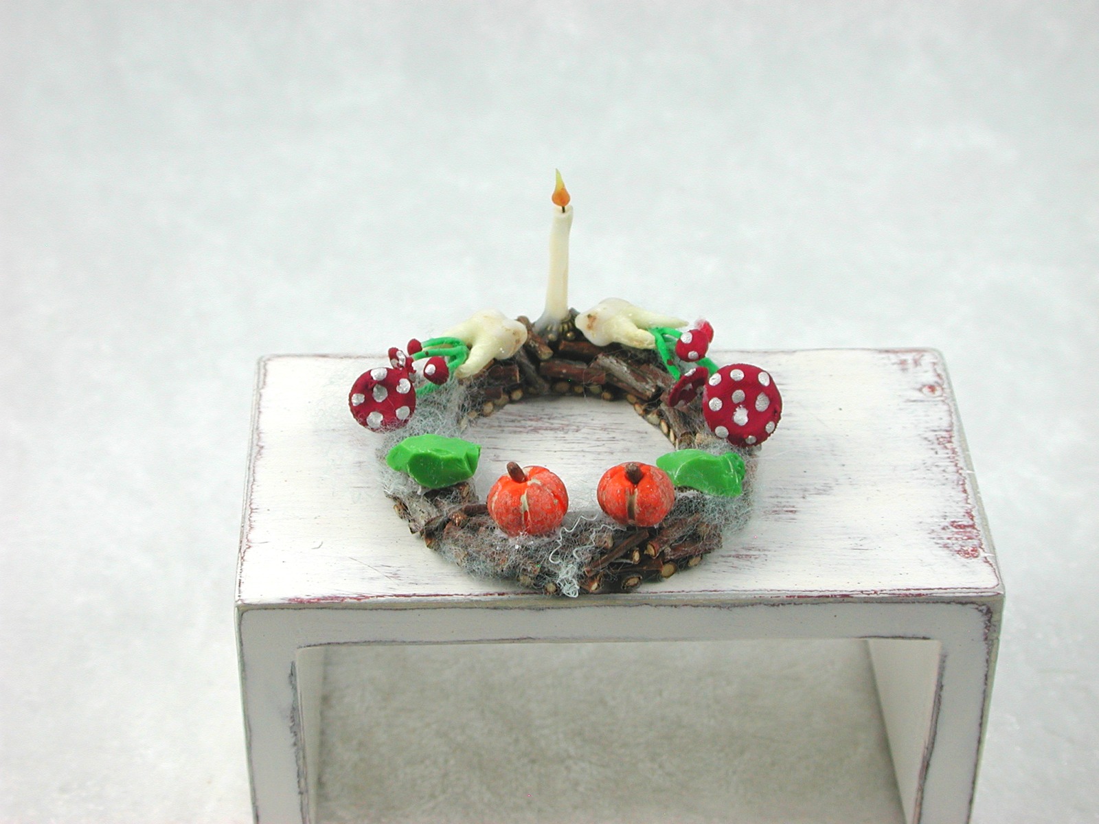 Kranz aus Holz mit Kürbisse, Kerze, Glassteine, Moos zur Dekoration in der Puppenstube