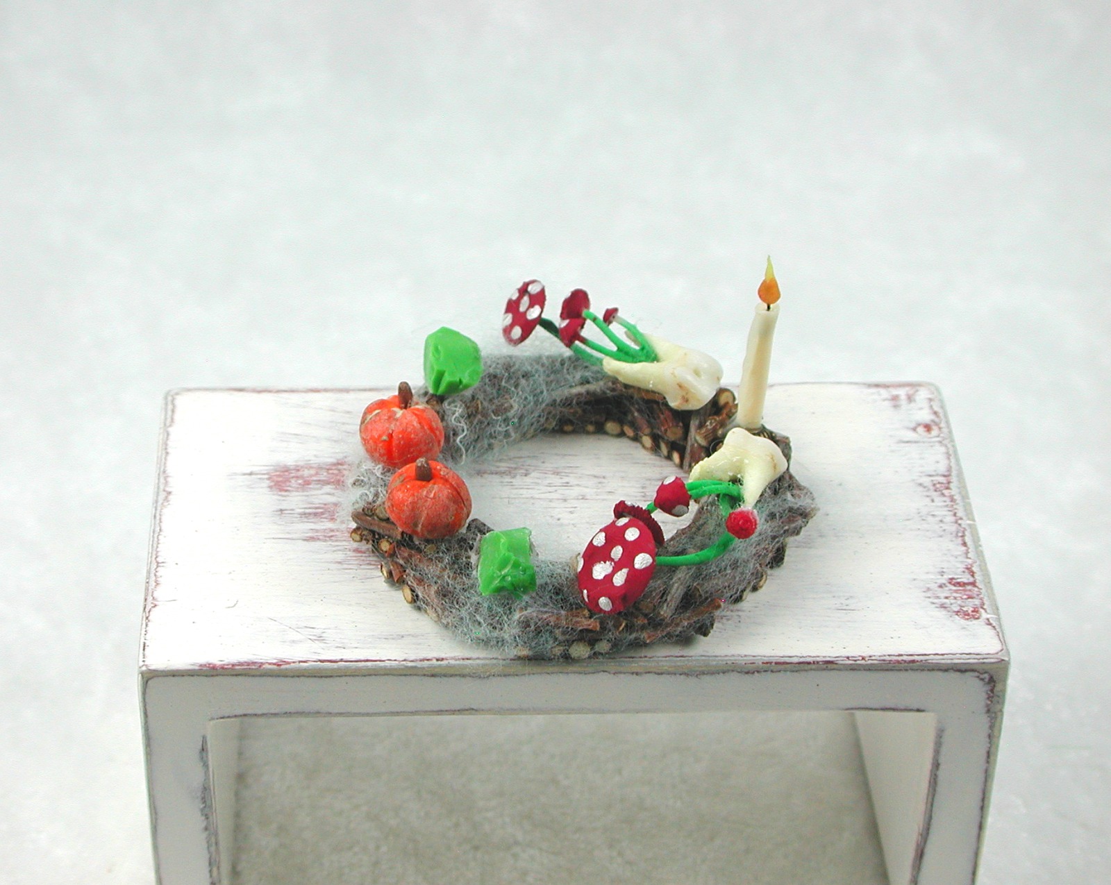 Kranz aus Holz mit Kürbisse, Kerze, Glassteine, Moos zur Dekoration in der Puppenstube 2