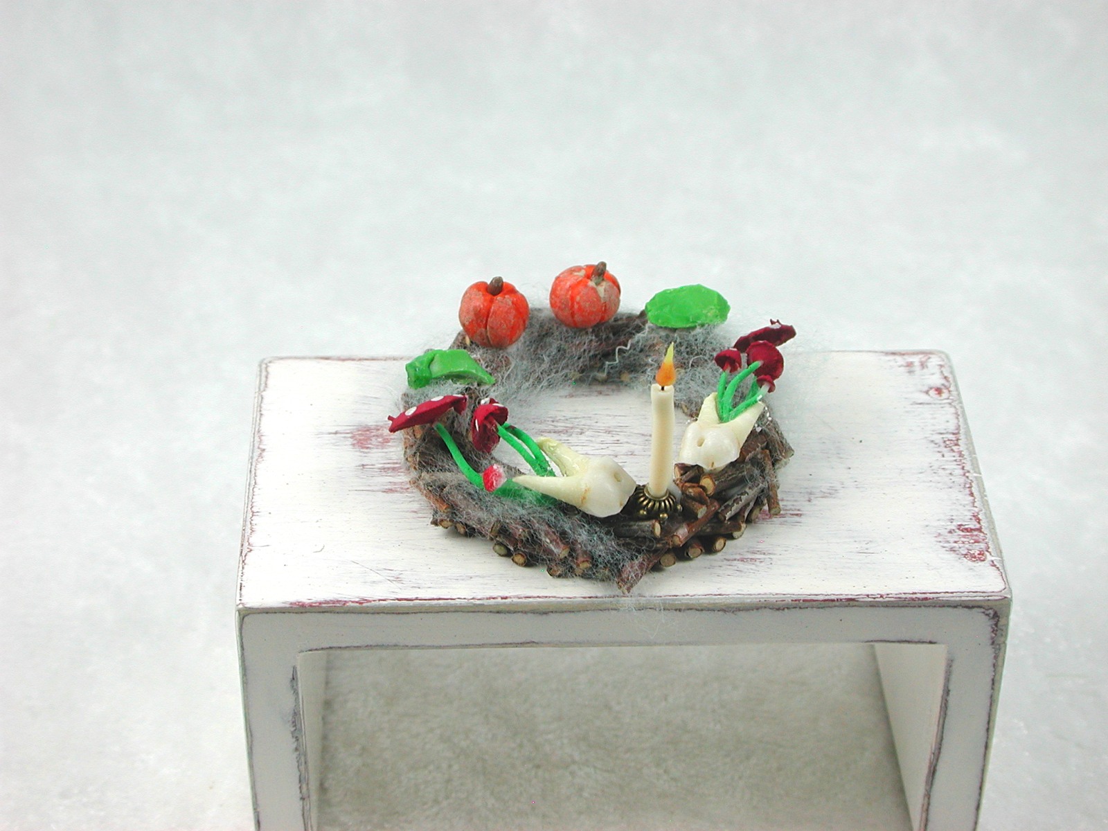 Kranz aus Holz mit Kürbisse, Kerze, Glassteine, Moos zur Dekoration in der Puppenstube 3