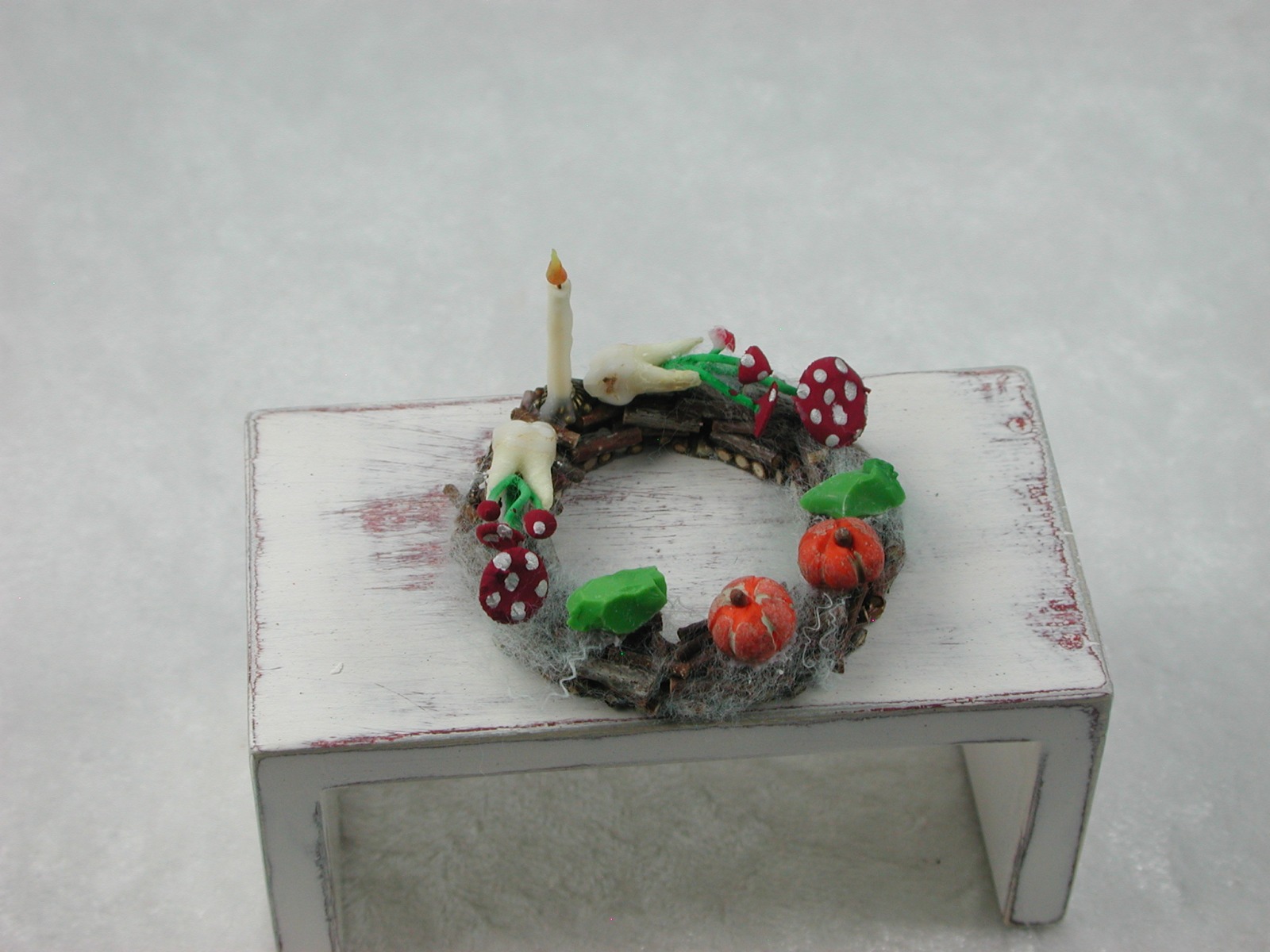 Kranz aus Holz mit Kürbisse, Kerze, Glassteine, Moos zur Dekoration in der Puppenstube 6
