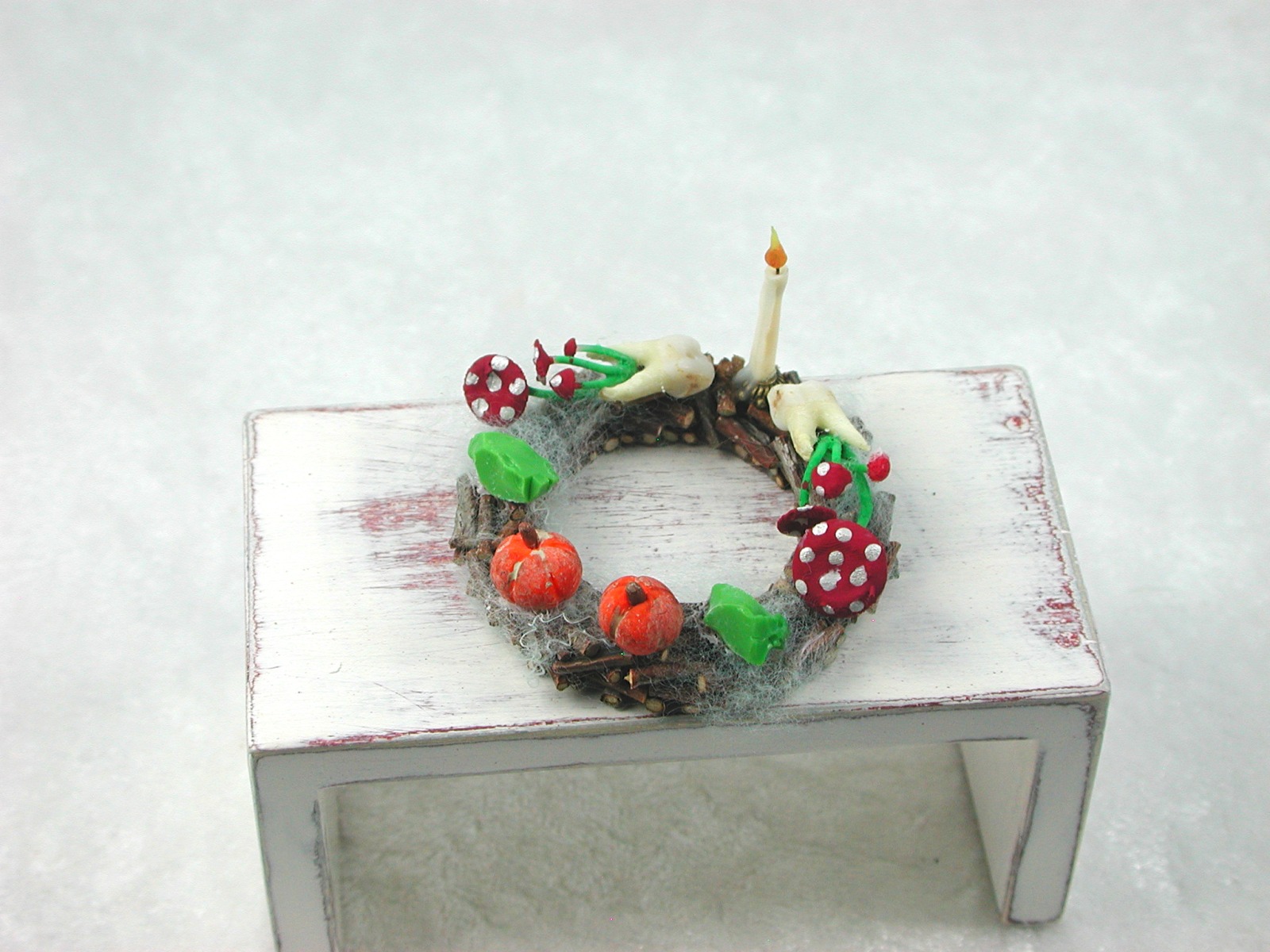 Kranz aus Holz mit Kürbisse, Kerze, Glassteine, Moos zur Dekoration in der Puppenstube 7