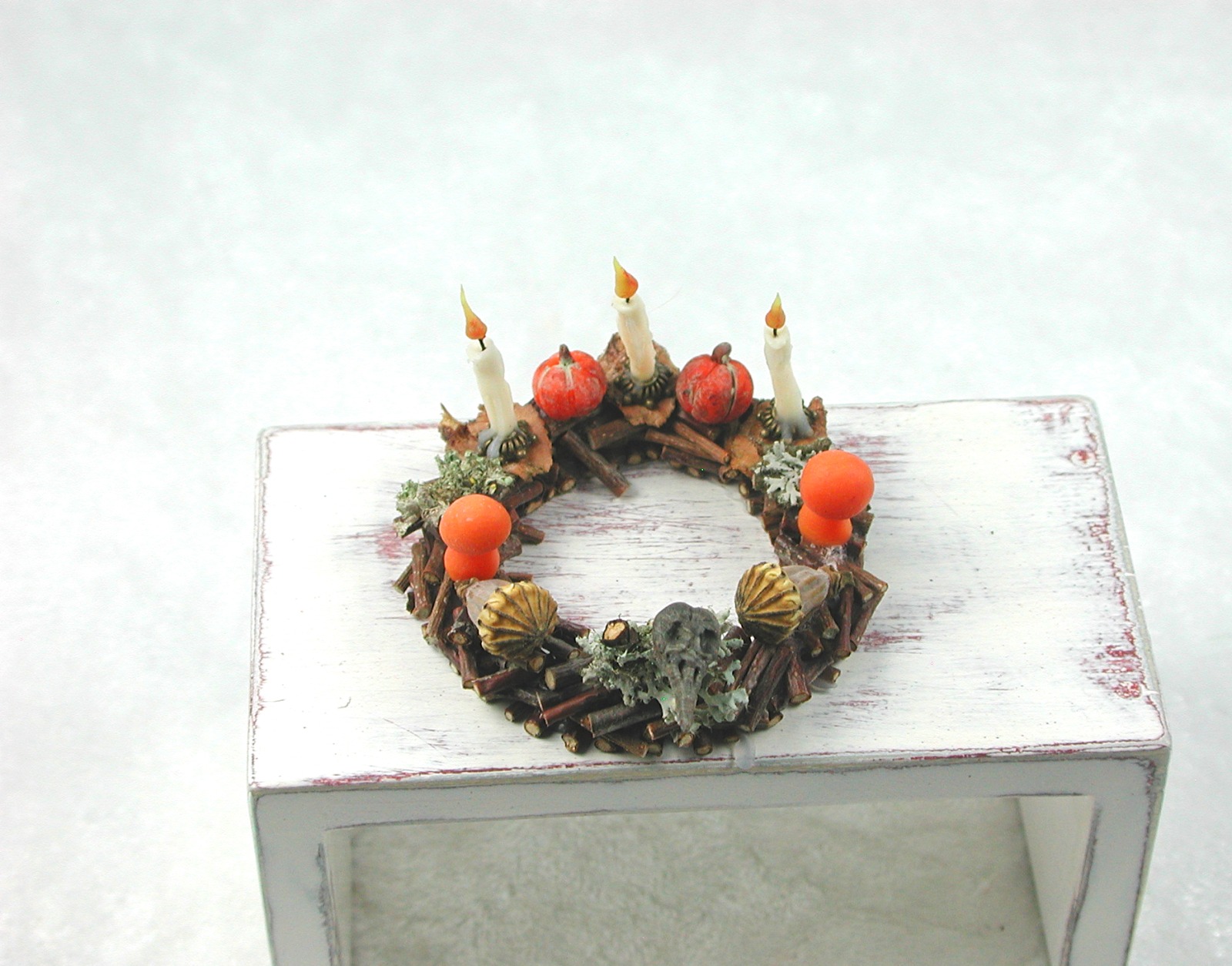 Kranz aus Holz mit Kürbis, Mohnkapseln, Pilze und drei Kerzen zur Dekoration im Puppenhaus