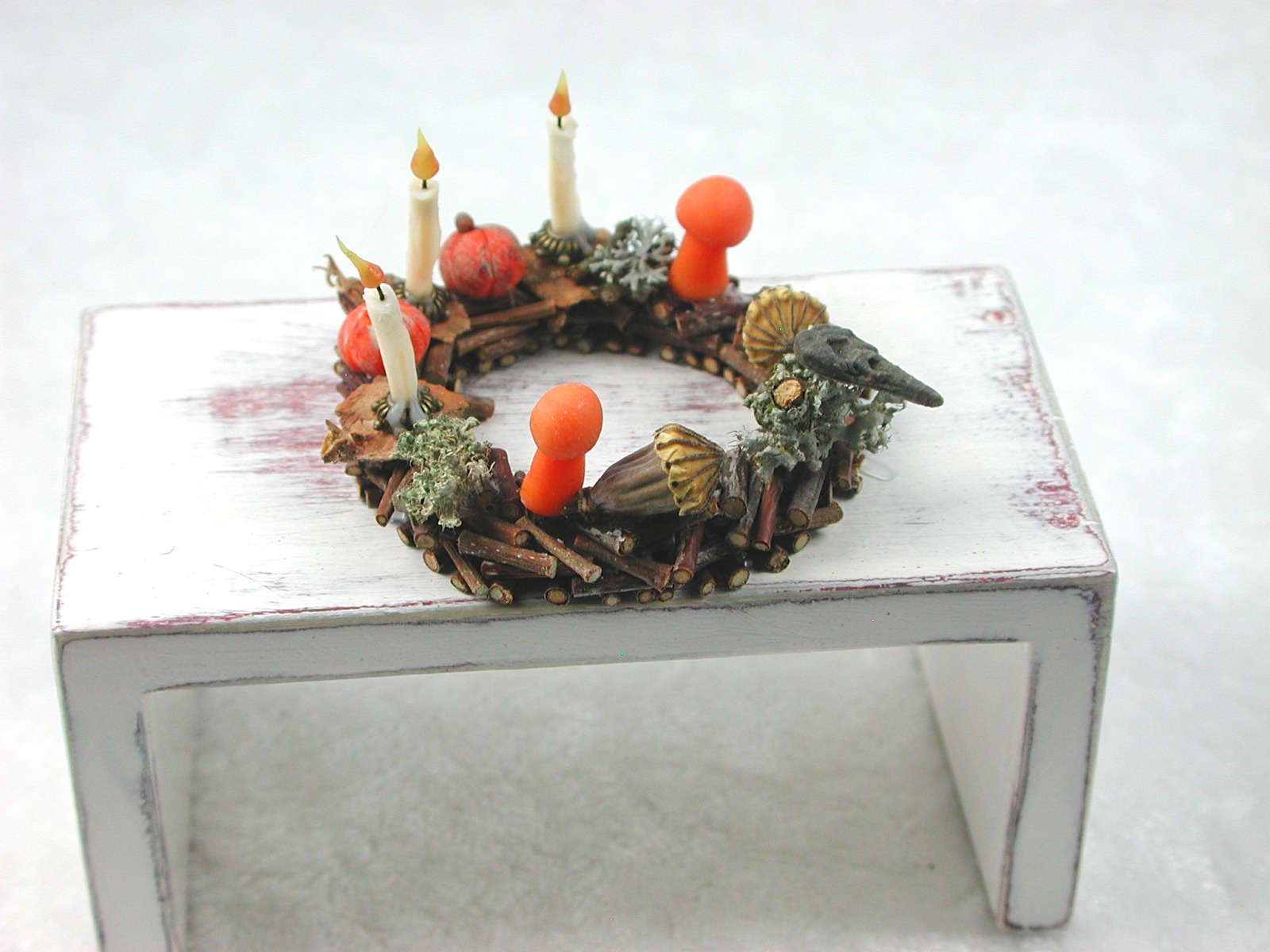 Kranz aus Holz mit Kürbis, Mohnkapseln, Pilze und drei Kerzen zur Dekoration im Puppenhaus 5