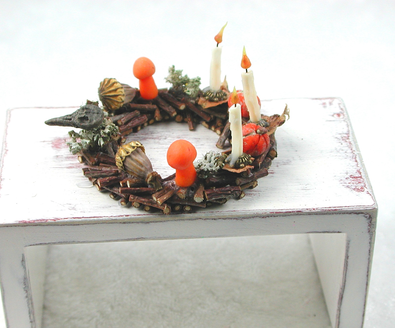 Kranz aus Holz mit Kürbis, Mohnkapseln, Pilze und drei Kerzen zur Dekoration im Puppenhaus 7