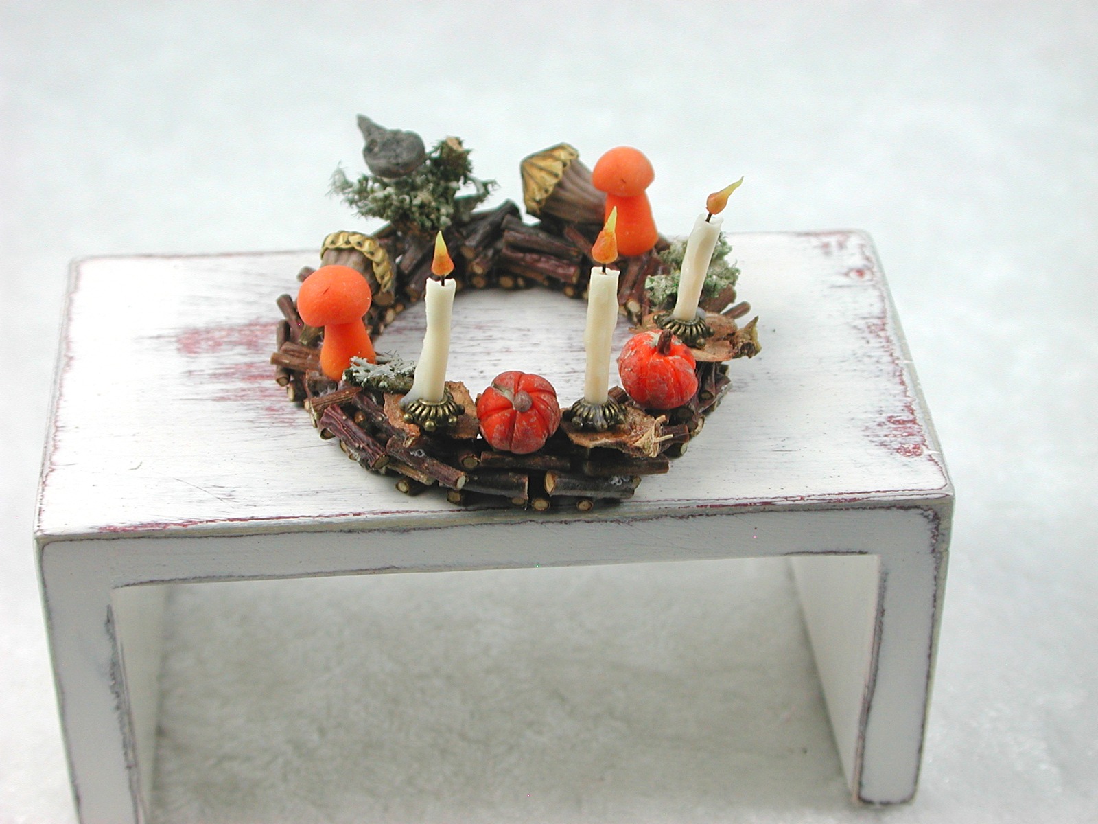 Kranz aus Holz mit Kürbis, Mohnkapseln, Pilze und drei Kerzen zur Dekoration im Puppenhaus 8