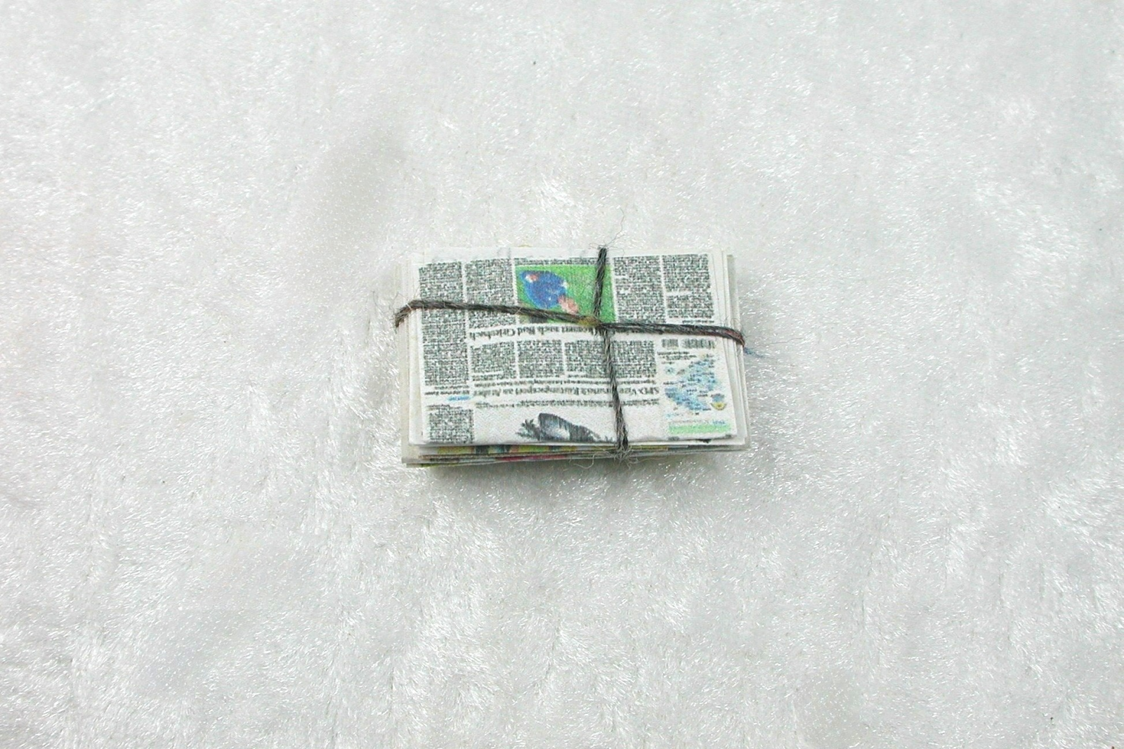 Altpapierstapel, Zeitungsstapel, alte Zeitungen gestapelt in Miniatur 1zu12 2