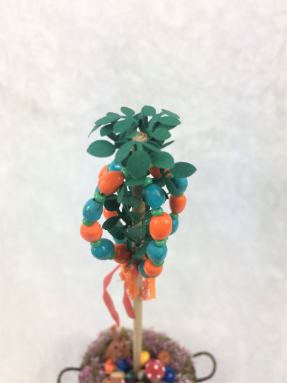Eierbaum Frühlingsbote zu Osternorange türkise Eier in Miniatur für die Puppenstube