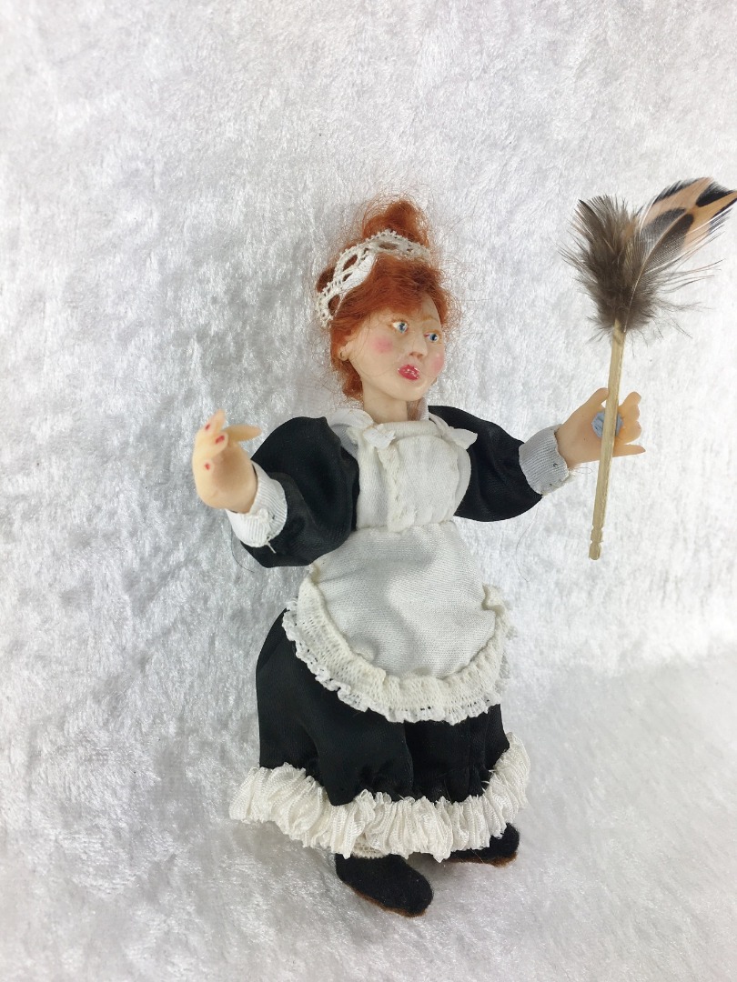 Puppe Dienstmädchen in Miniatur für die Puppenstube Maßstab 1:12