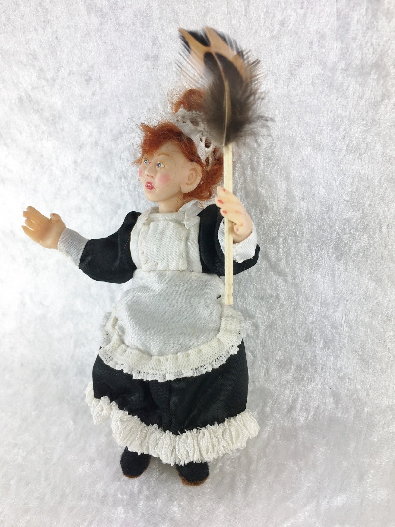 Puppe Dienstmädchen in Miniatur für die Puppenstube, Maßstab 1:12 2