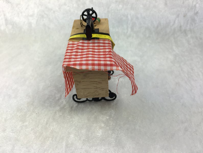 Weinlese Miniatur Puppenhaus Naehmaschine mit Stoff NEU IM KASTEN 1/12 K4Q8 
