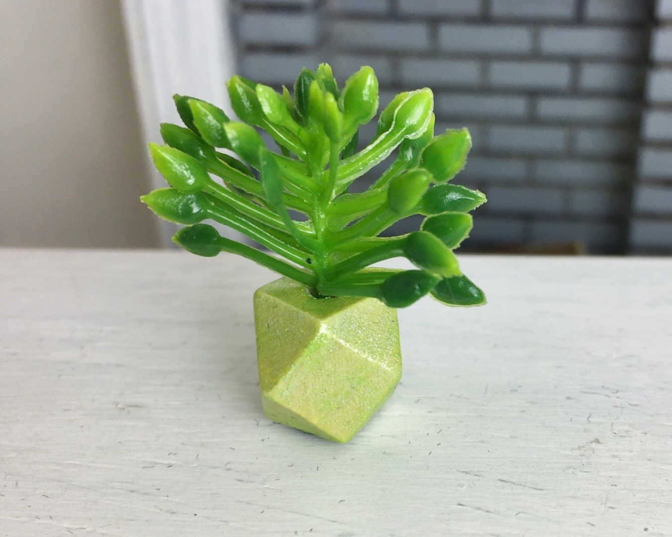 Grünpflanze in geometrischer Vase 3