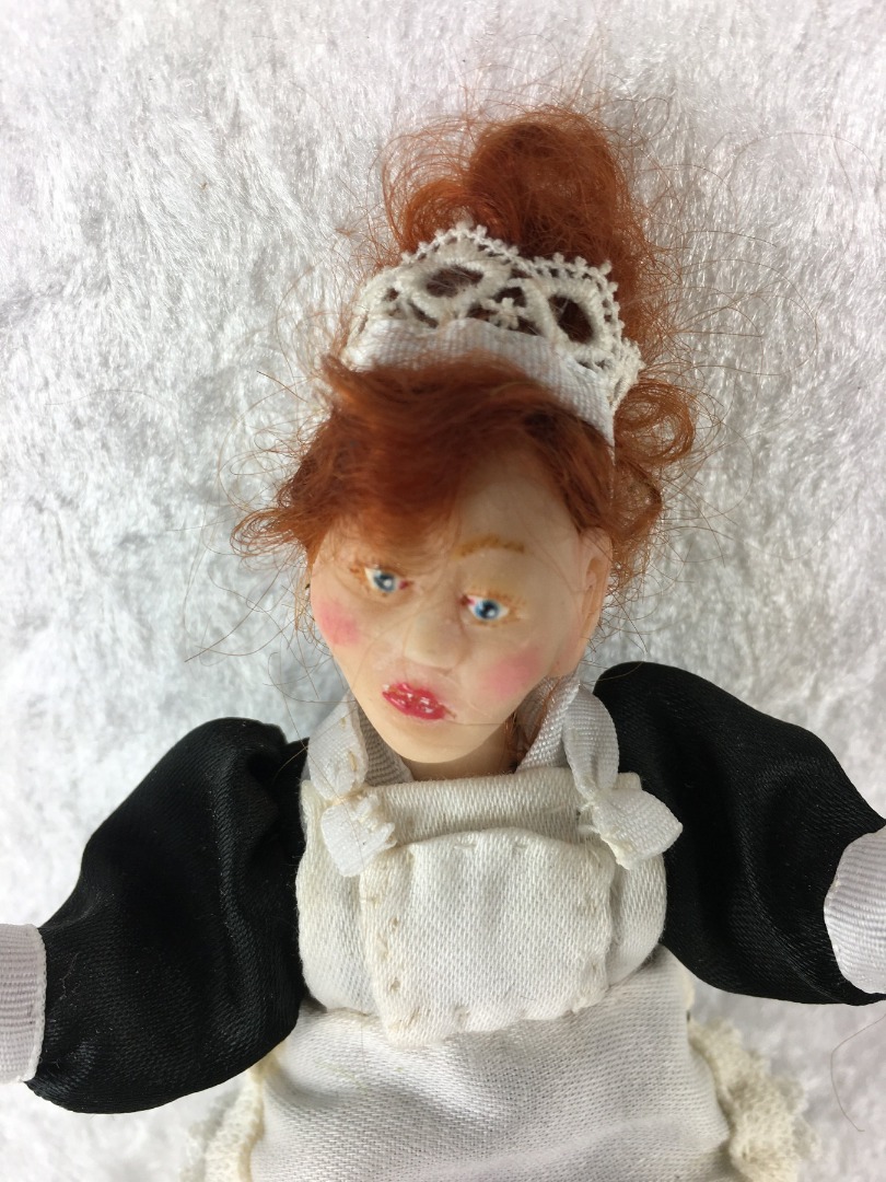 Miniatur Frau mit Regenmantel  #3835  Puppenstube 1:12 
