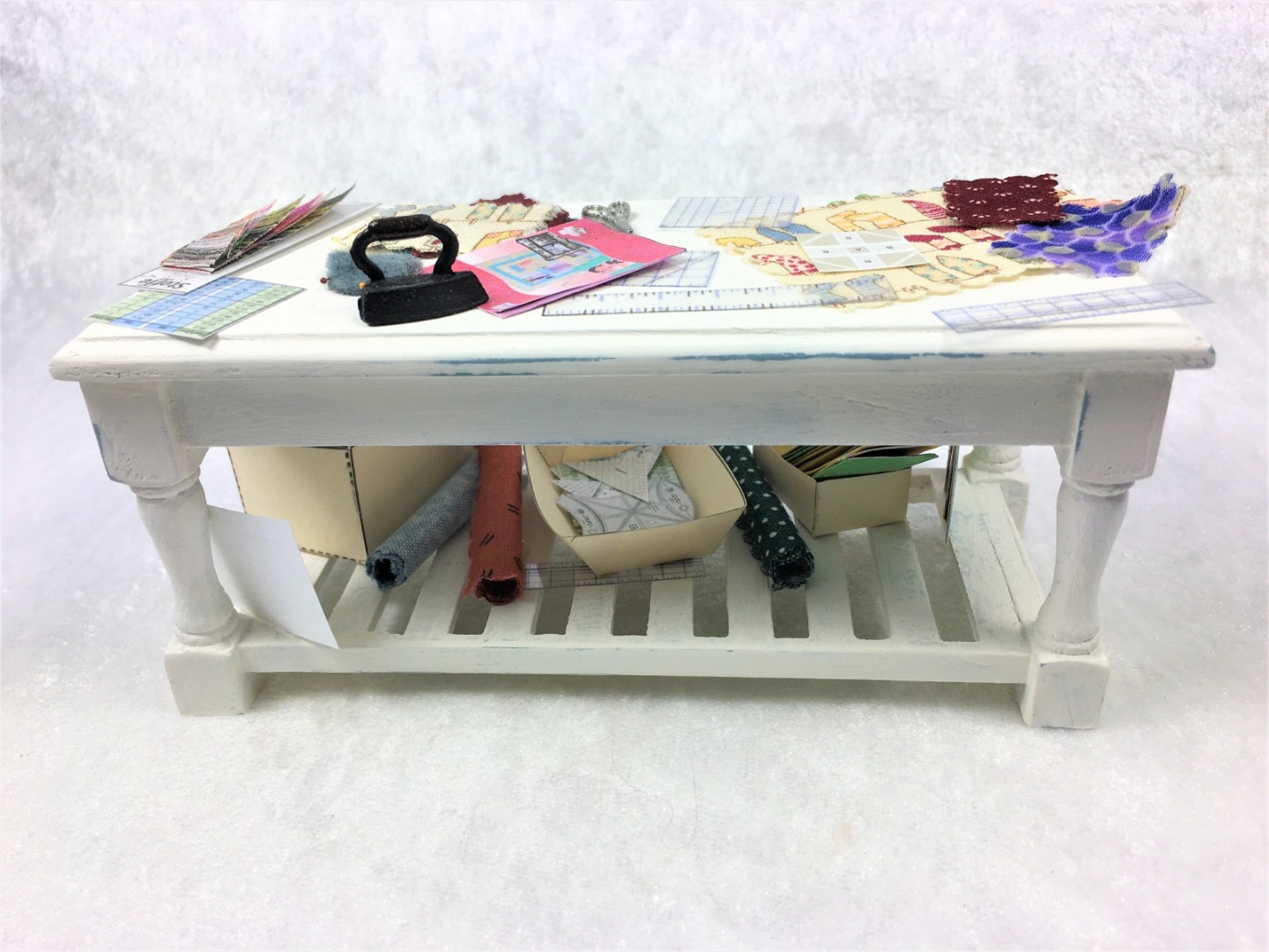 Tisch mit Patchwork Zubehör dekoriert Maßstab 1:12 für das Puppenhaus Puppenstube Sammler 3