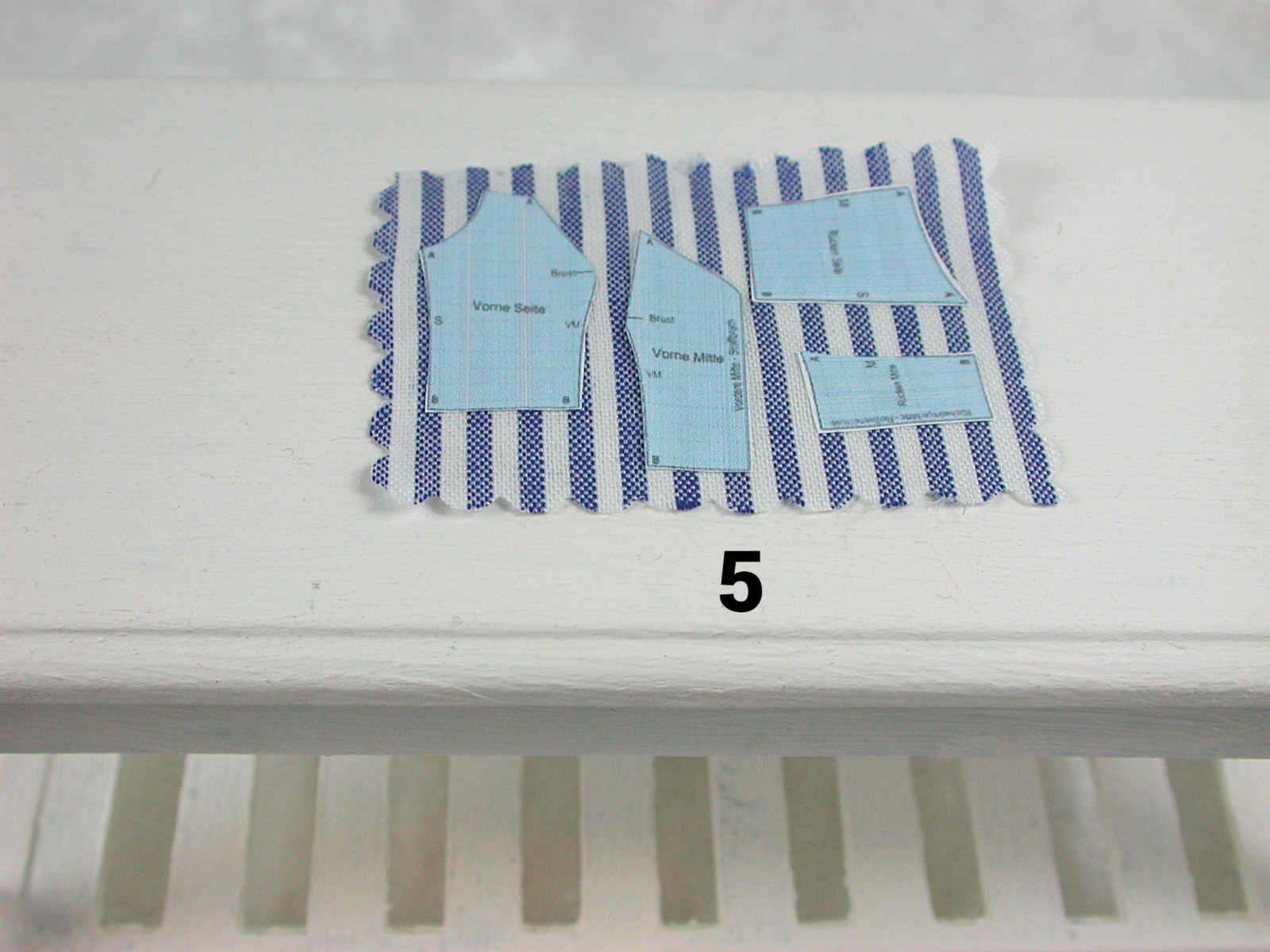 Schnittmuster auf Stoff in Miniatur 1zu12 5