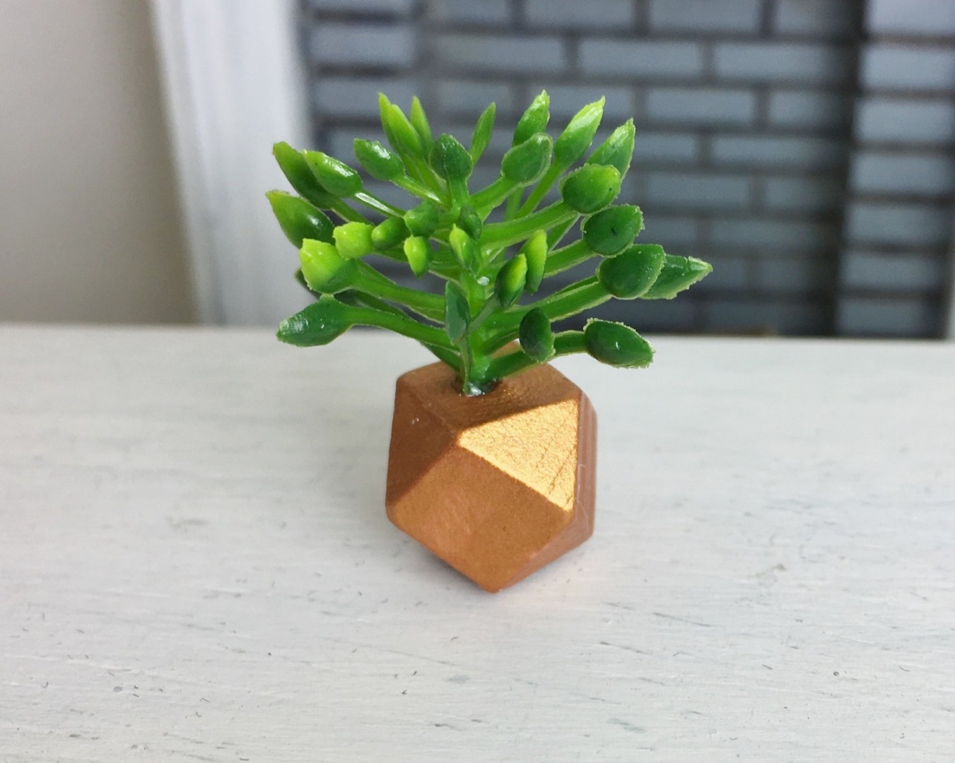 Grünpflanze in geometrischer Vase 6