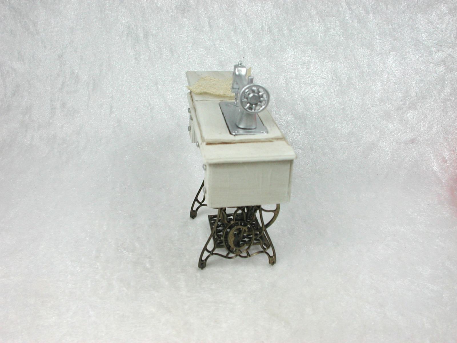Vintage Nähmaschine, Nähmaschinentisch in Miniatur, 1zu12