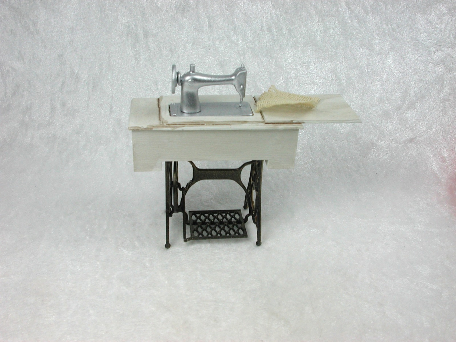 Vintage Nähmaschine, Nähmaschinentisch in Miniatur, 1zu12 2