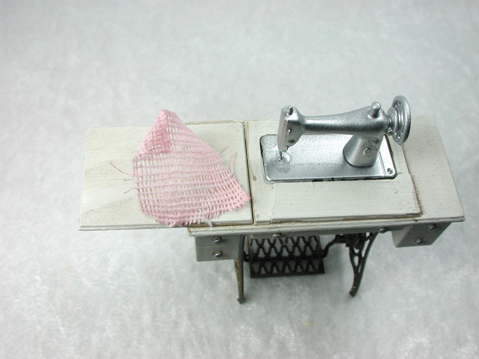Vintage Nähmaschine Nähmaschinentisch in Miniatur 1zu12 5