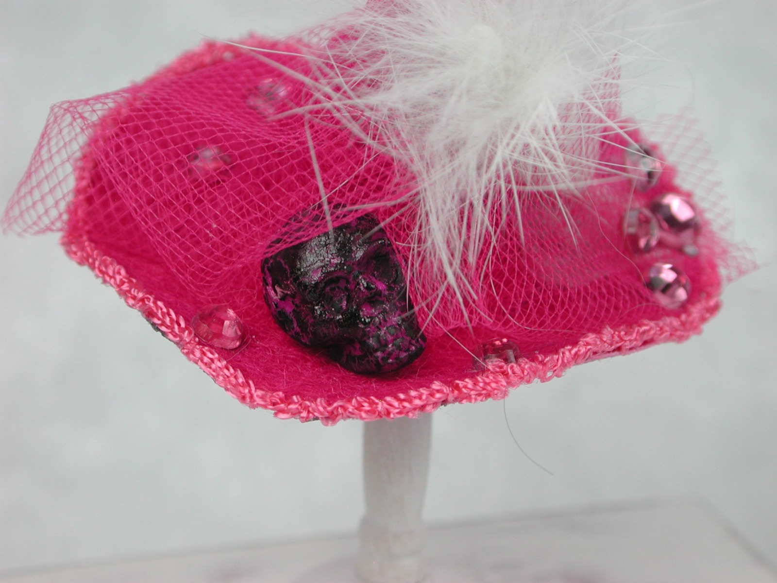 Hexenhut in Miniatur für die Puppenstube in der Farbe Pink Maßstab 1:12 6