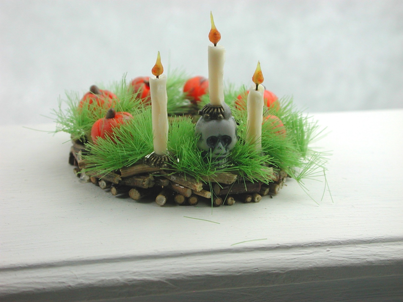 Kranz aus Holz mit Kürbissen Totenkopf und drei Kerzen 6