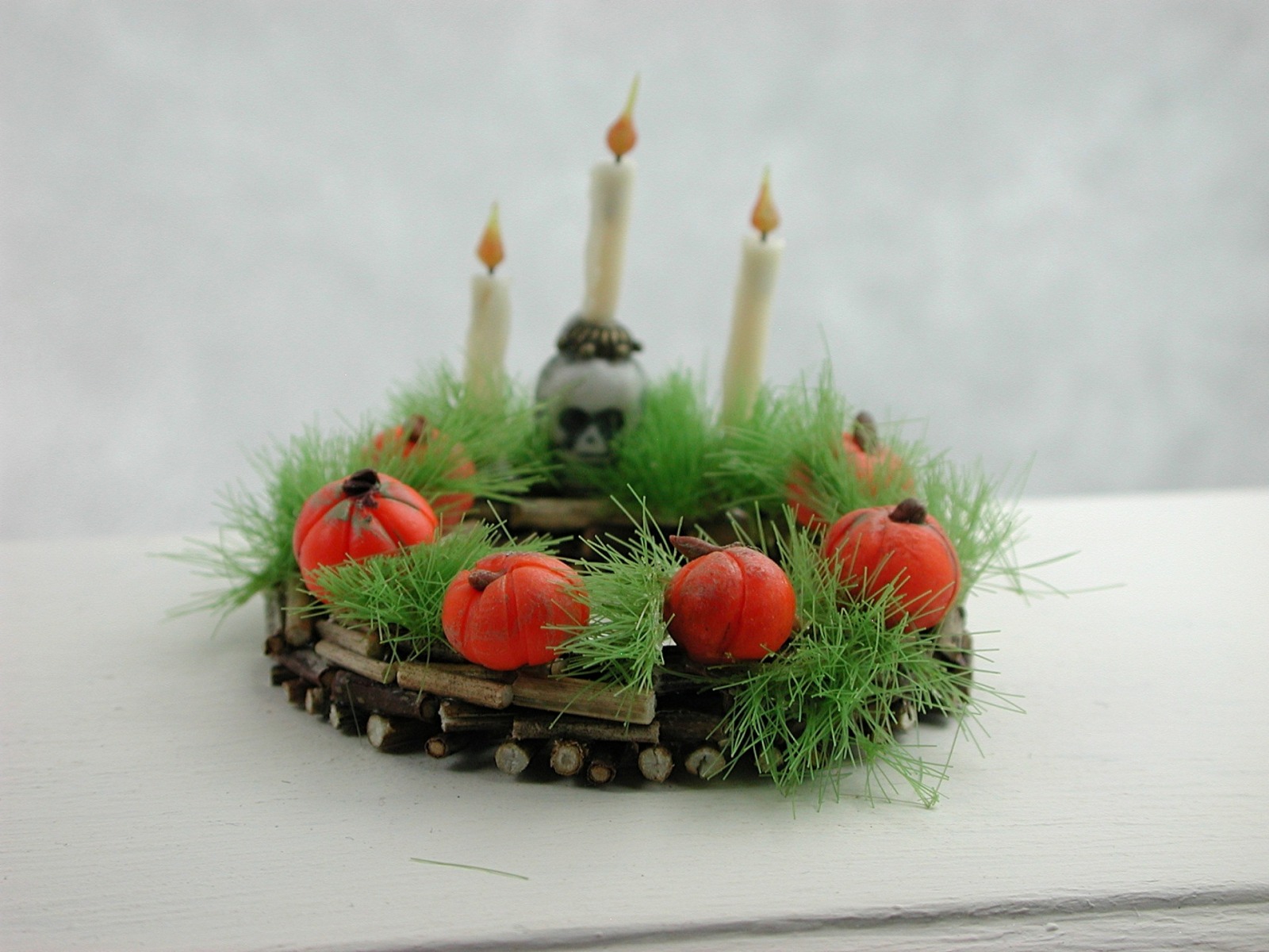 Kranz aus Holz mit Kürbissen Totenkopf und drei Kerzen
