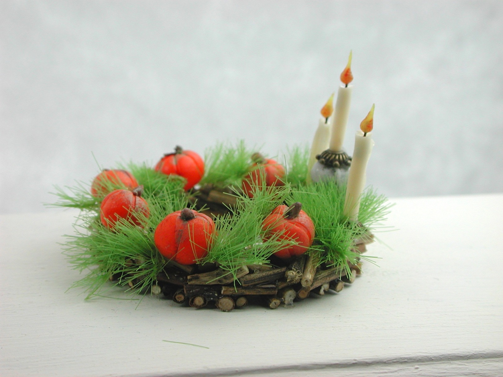 Kranz aus Holz mit Kürbissen Totenkopf und drei Kerzen 2