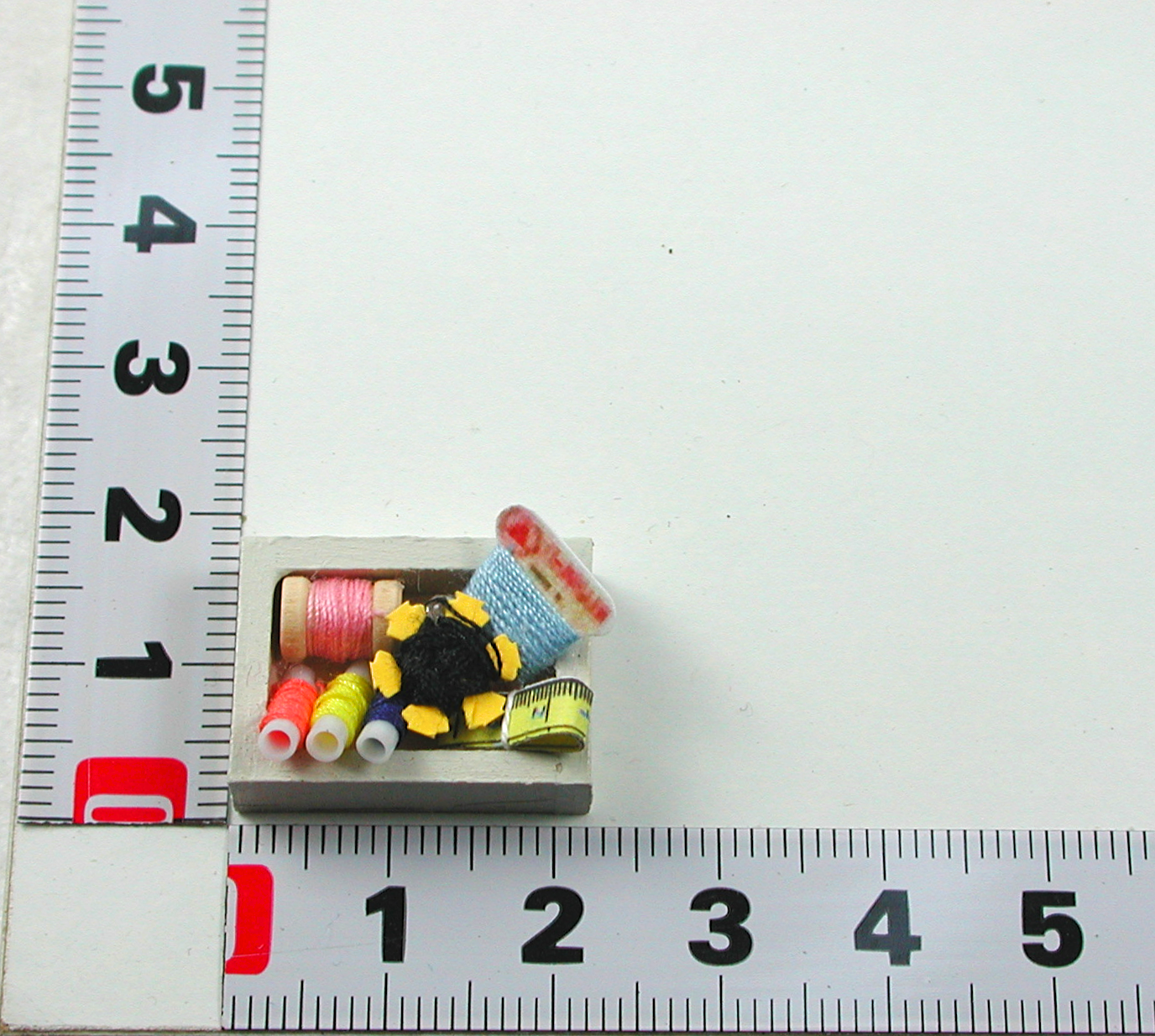 Nähkästchen mit Zubehör, Miniatur Maßstab 1:12 für das Puppenhaus 2