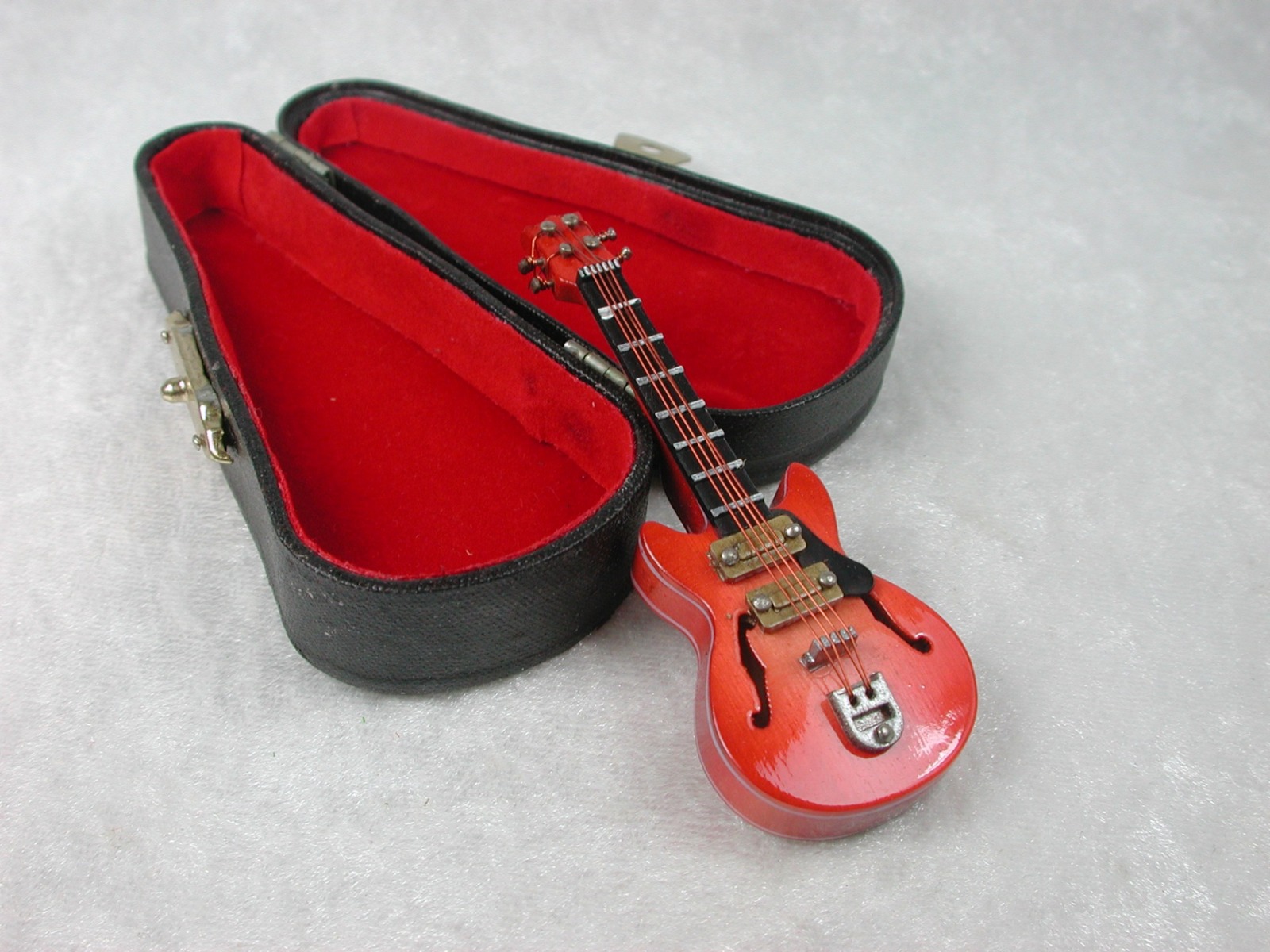 E-Gitarre orange in Miniatur 1:12 mit Koffer 3