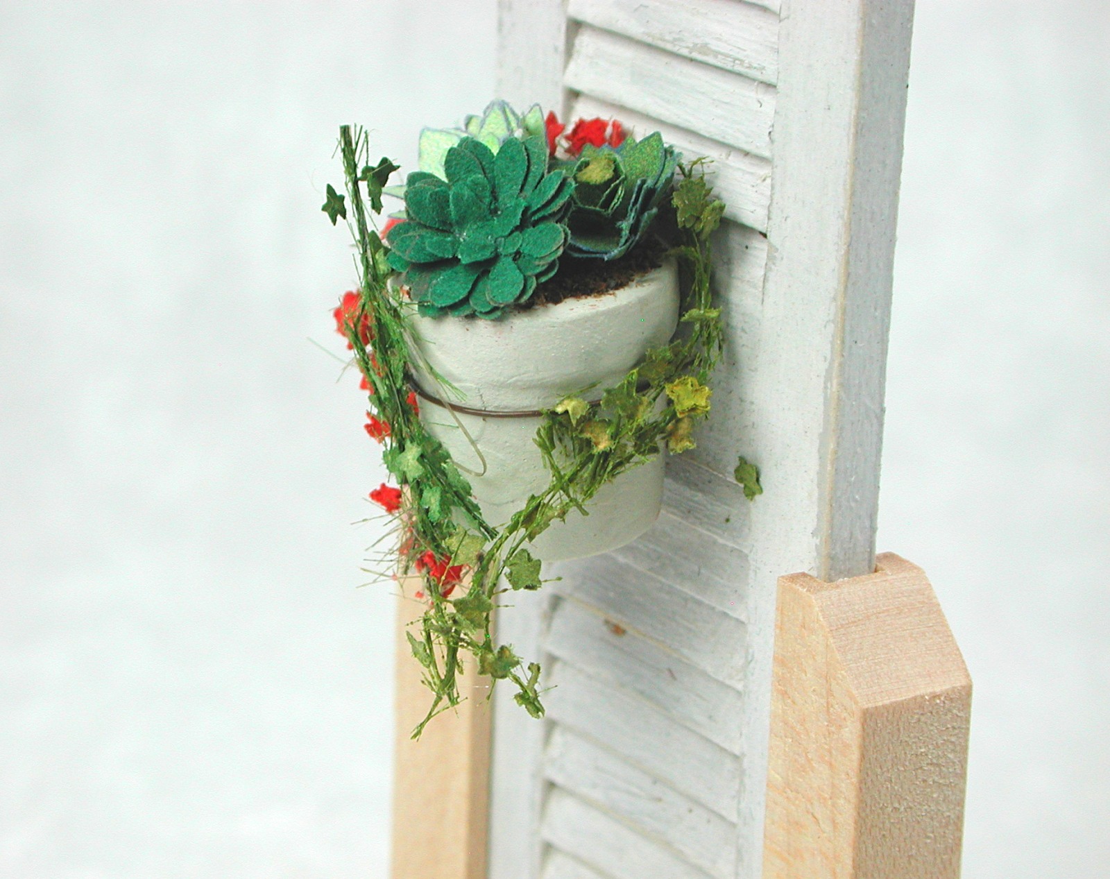 Fensterladen im Shabby Look mit bepflanztem Blumentopf in Miniatur 1zu12 für das Puppenhaus 8