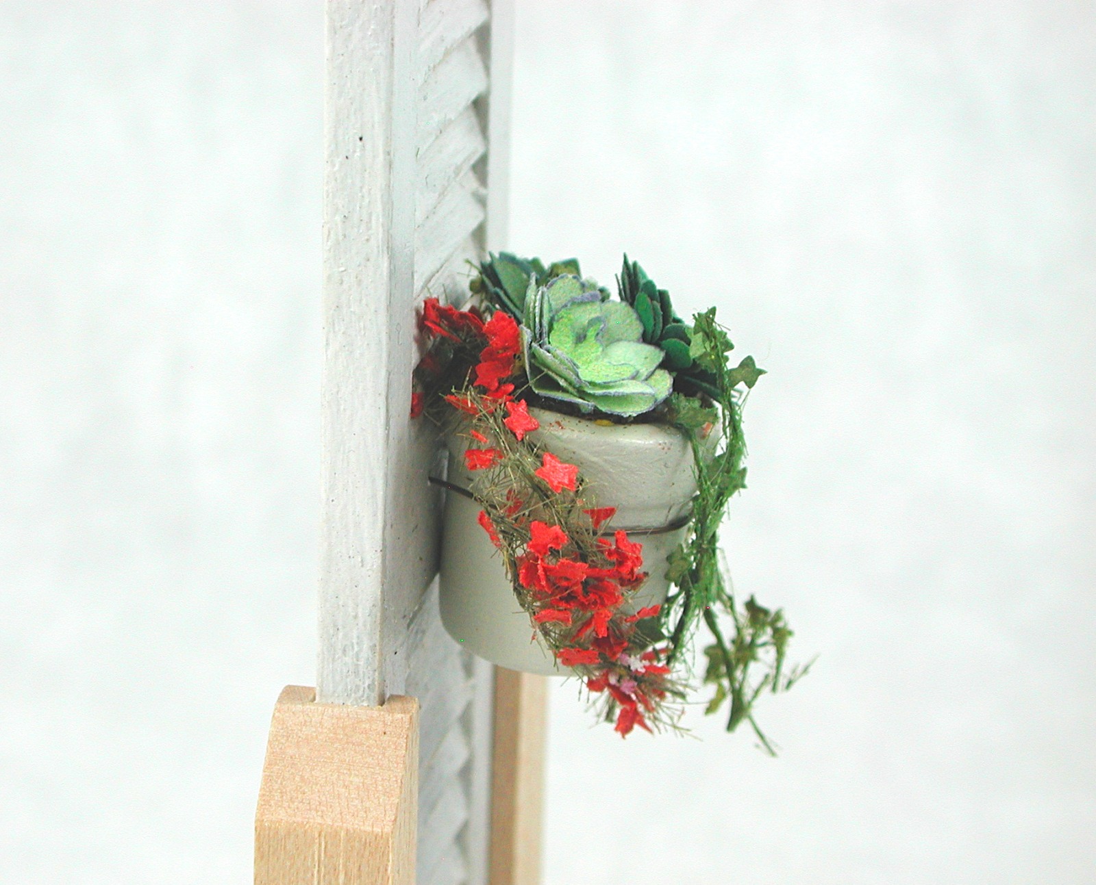 Fensterladen im Shabby Look mit bepflanztem Blumentopf in Miniatur 1zu12 für das Puppenhaus 7