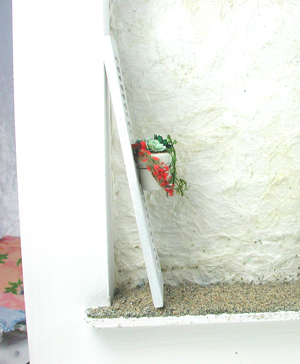 Fensterladen im Shabby Look mit bepflanztem Blumentopf in Miniatur 1zu12 für das Puppenhaus 3