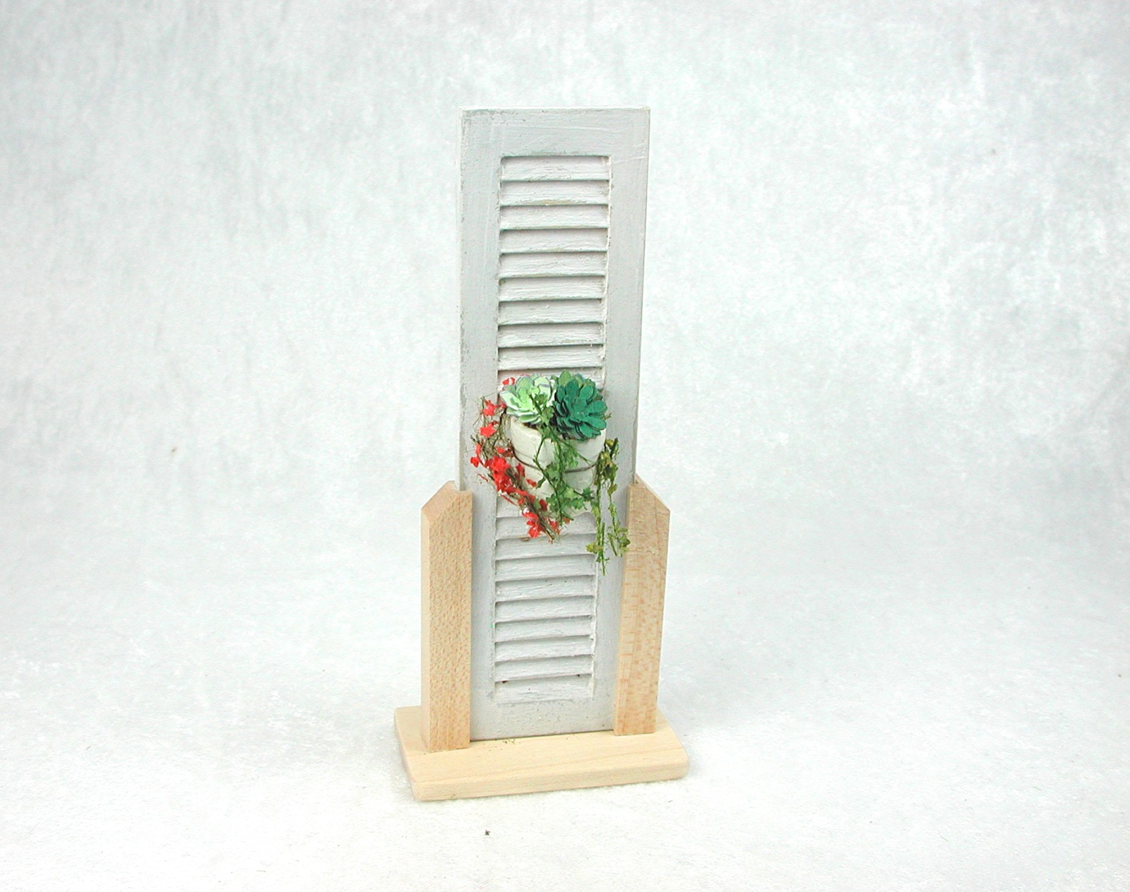 Fensterladen im Shabby Look mit bepflanztem Blumentopf in Miniatur 1zu12 für das Puppenhaus 5