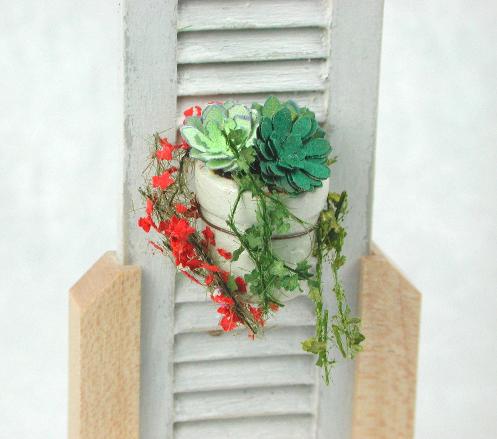 Fensterladen im Shabby Look mit bepflanztem Blumentopf in Miniatur 1zu12 für das Puppenhaus 6