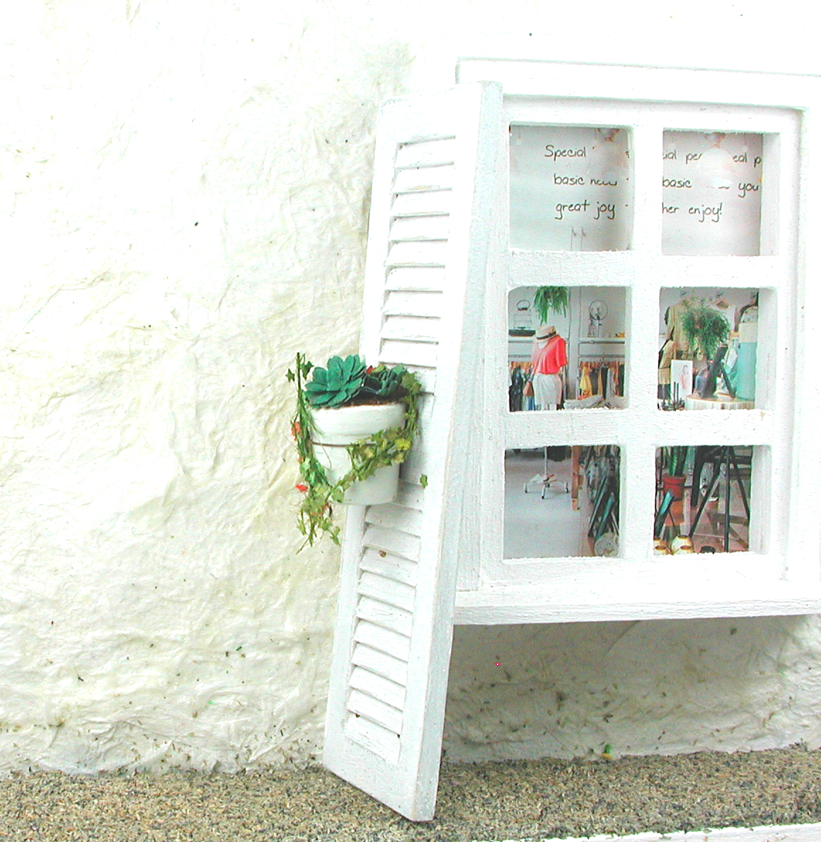 Fensterladen im Shabby Look mit bepflanztem Blumentopf in Miniatur 1zu12 für das Puppenhaus 4