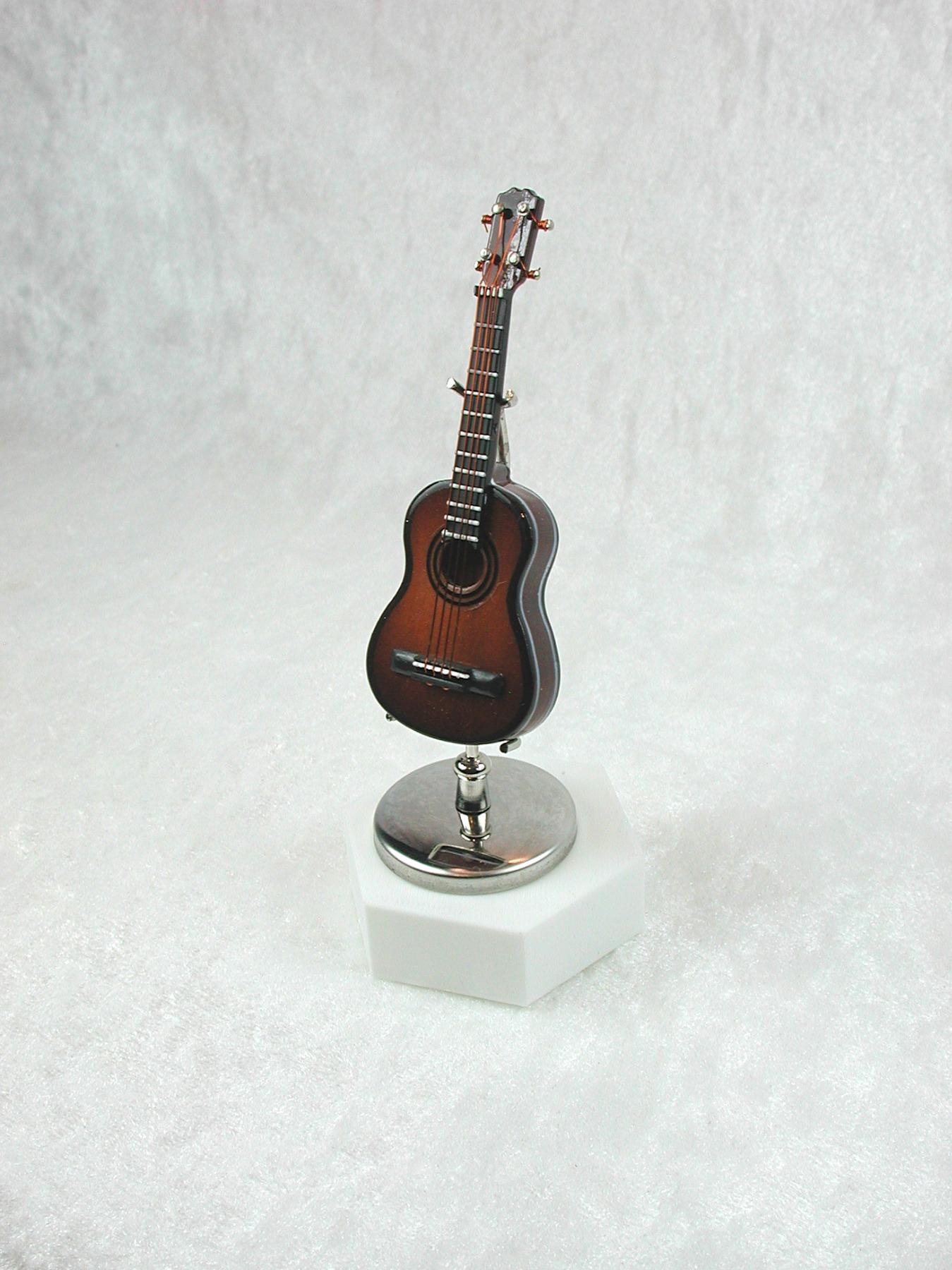 Gitarre dunkel in Miniatur 1:12 Zupfinstrument 4