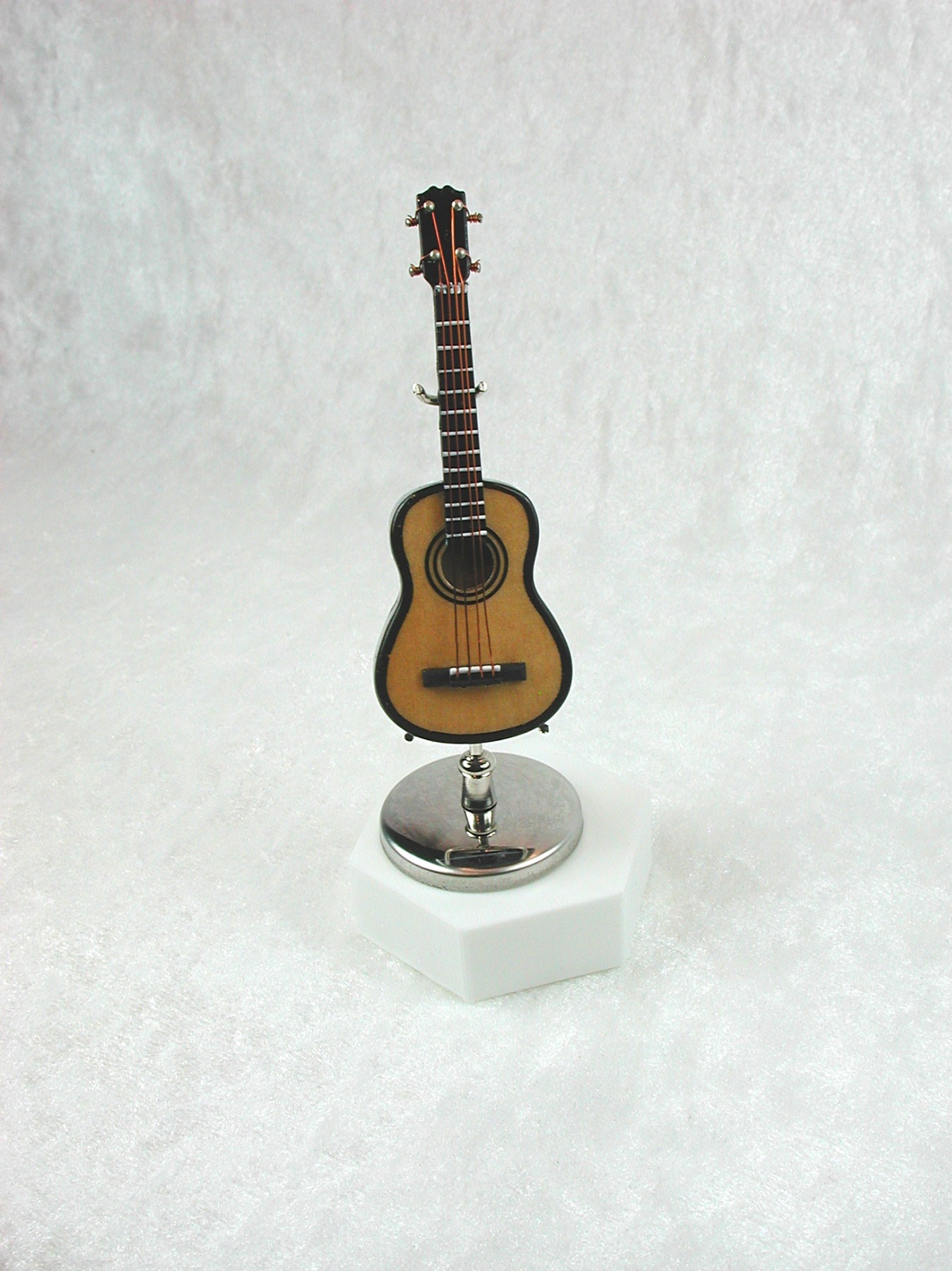 Gitarre hell in Miniatur 1:12 Zupfinstrument 2