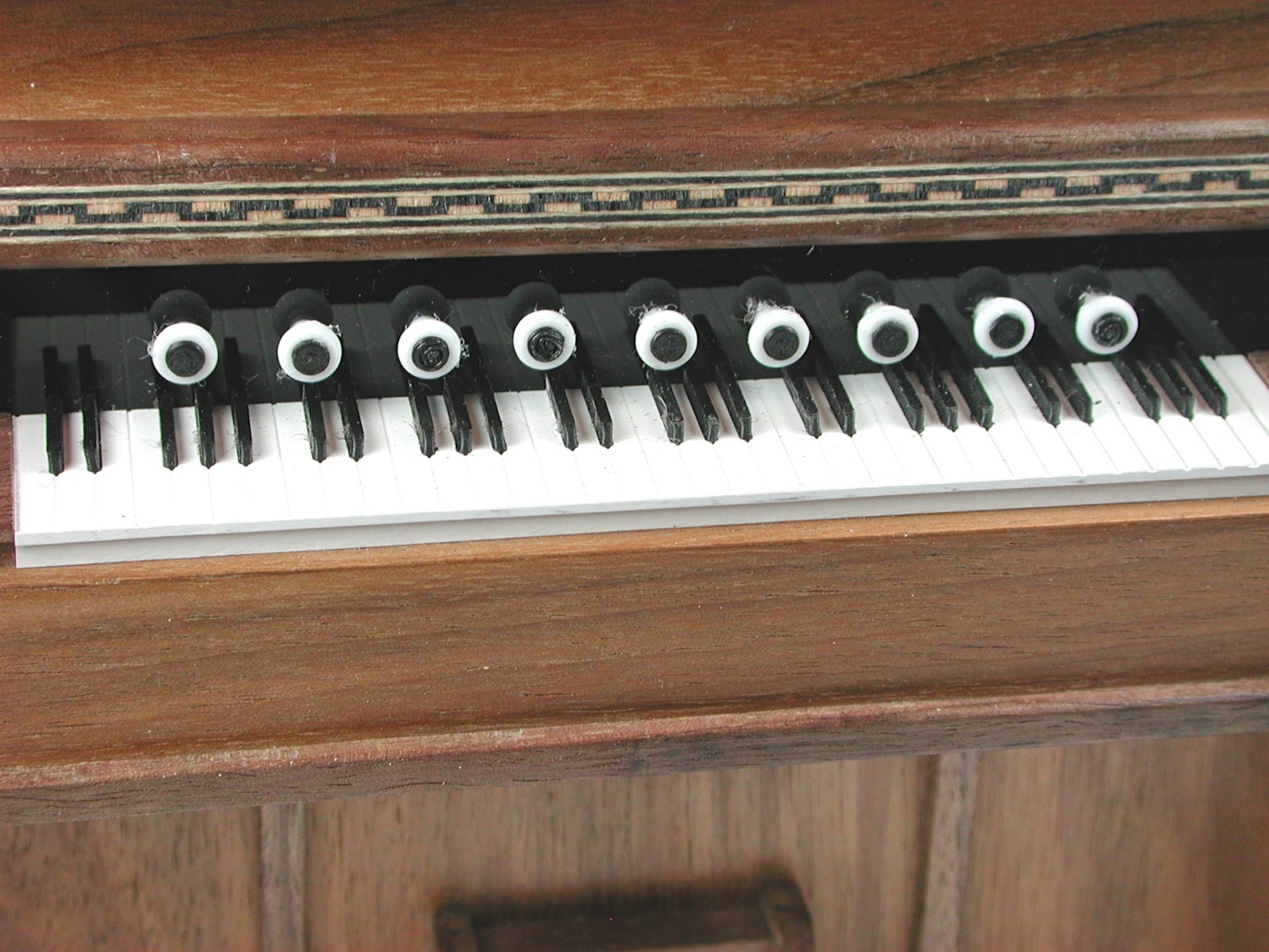 Harmonium in der Kirche in Miniatur 9