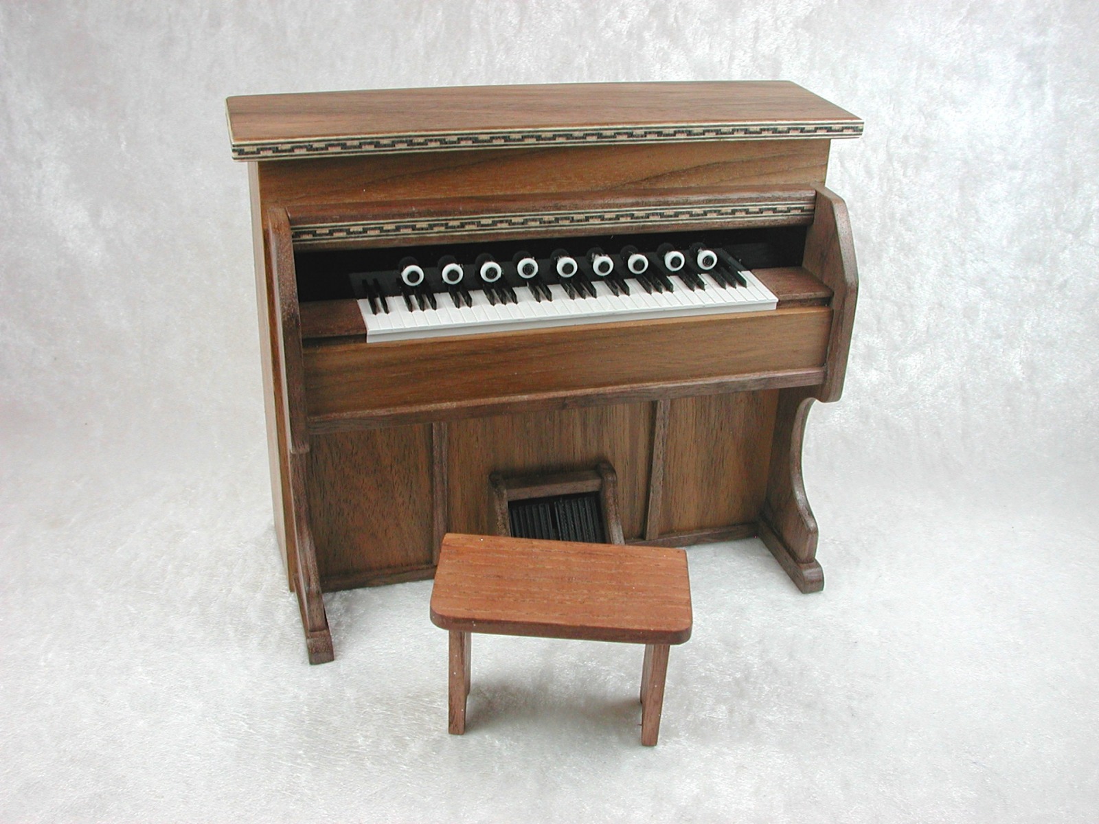 Harmonium in der Kirche in Miniatur