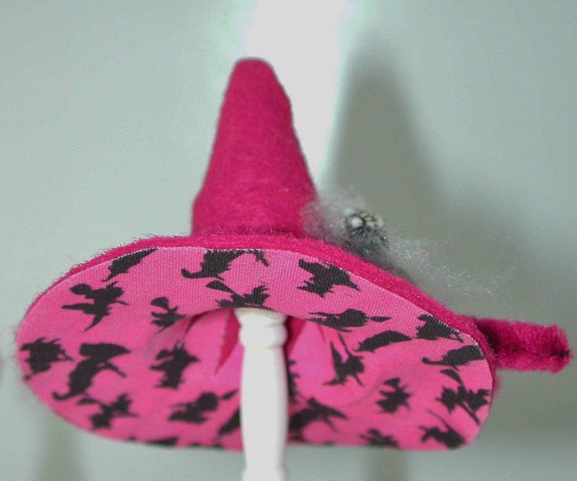 Hexenhut in Miniatur für die Puppenstube in der Farbe Pink Maßstab 1:12 4