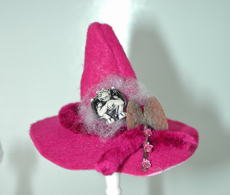 Hexenhut in Miniatur für die Puppenstube in der Farbe Pink Maßstab 1:12