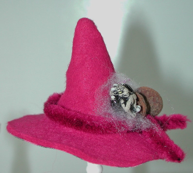 Hexenhut in Miniatur für die Puppenstube in der Farbe Pink, Maßstab 1:12 3