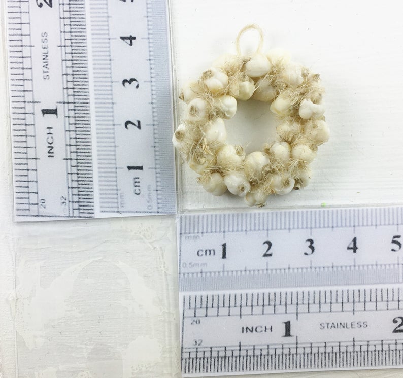 Knoblauch modelliert in Miniatur zu einem Knoblauchkranz verarbeitet 8