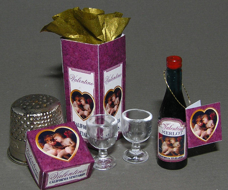 Box mit Weinflasche Paperminis Bastelkit aus Papier in Miniatur für die Puppenstube