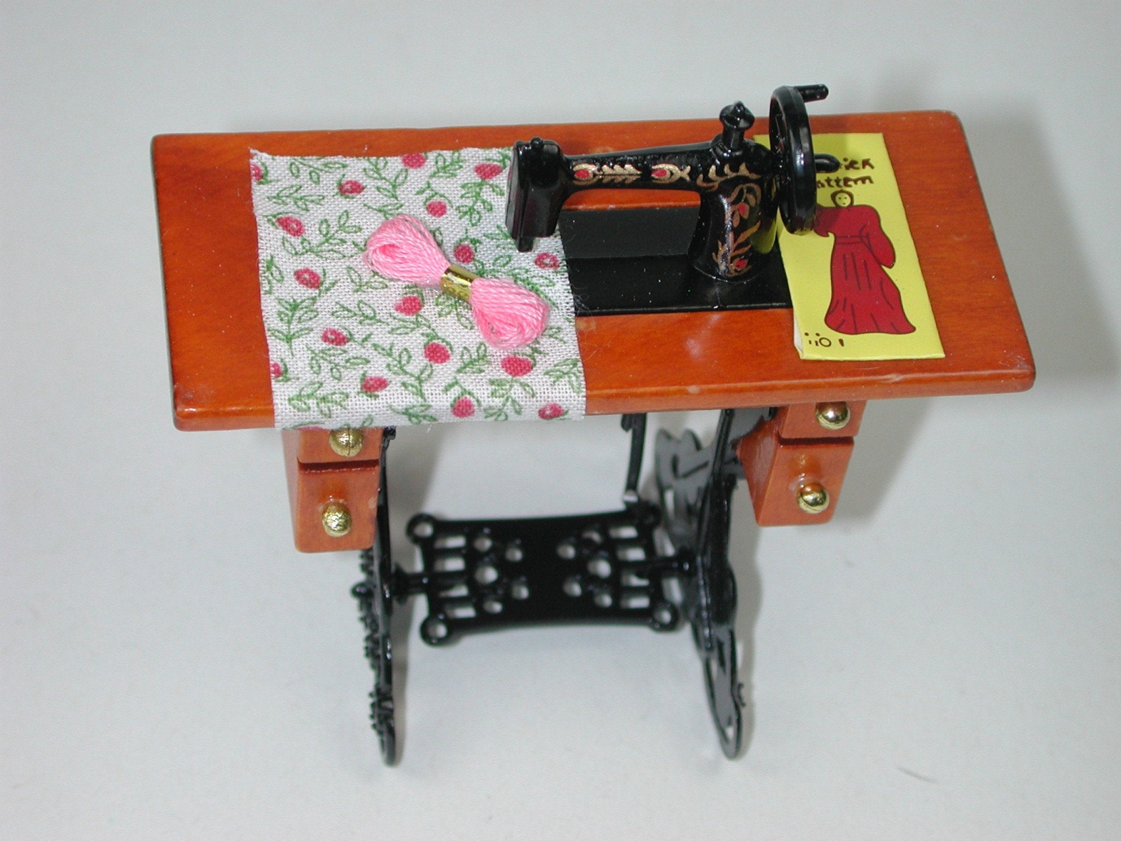 Puppenhaus Miniatur Möbel Mini Nähmaschine Tischdecke Dekor 1:12 Spielzeu CR~yg 