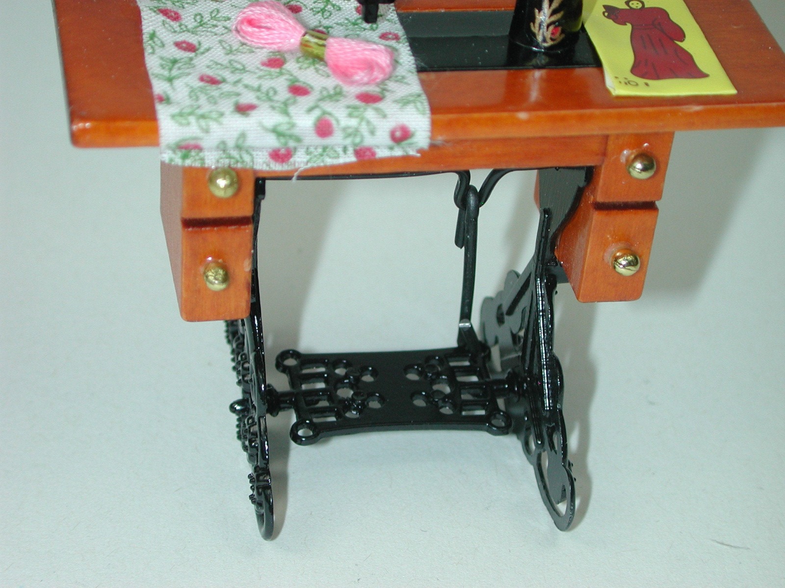 Nähmaschine mit Tisch für die Puppenstube 2
