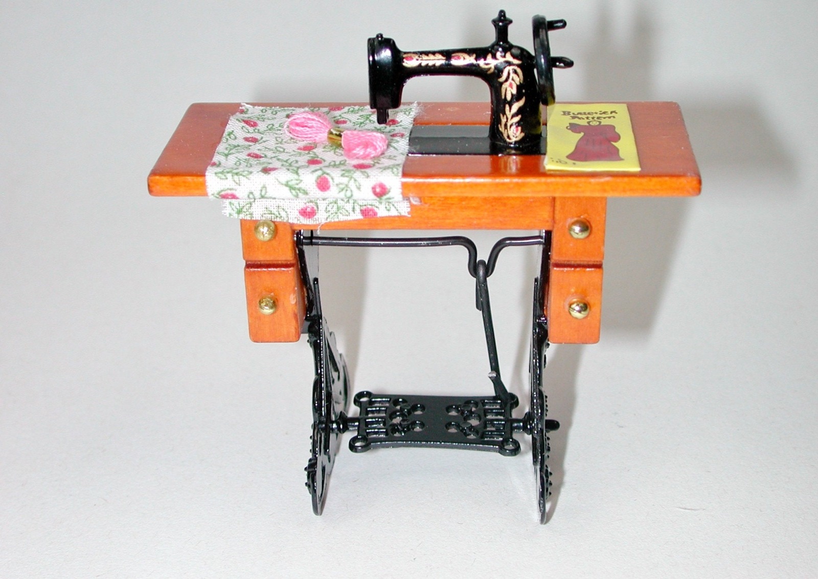 Nähmaschine mit Tisch für die Puppenstube 3