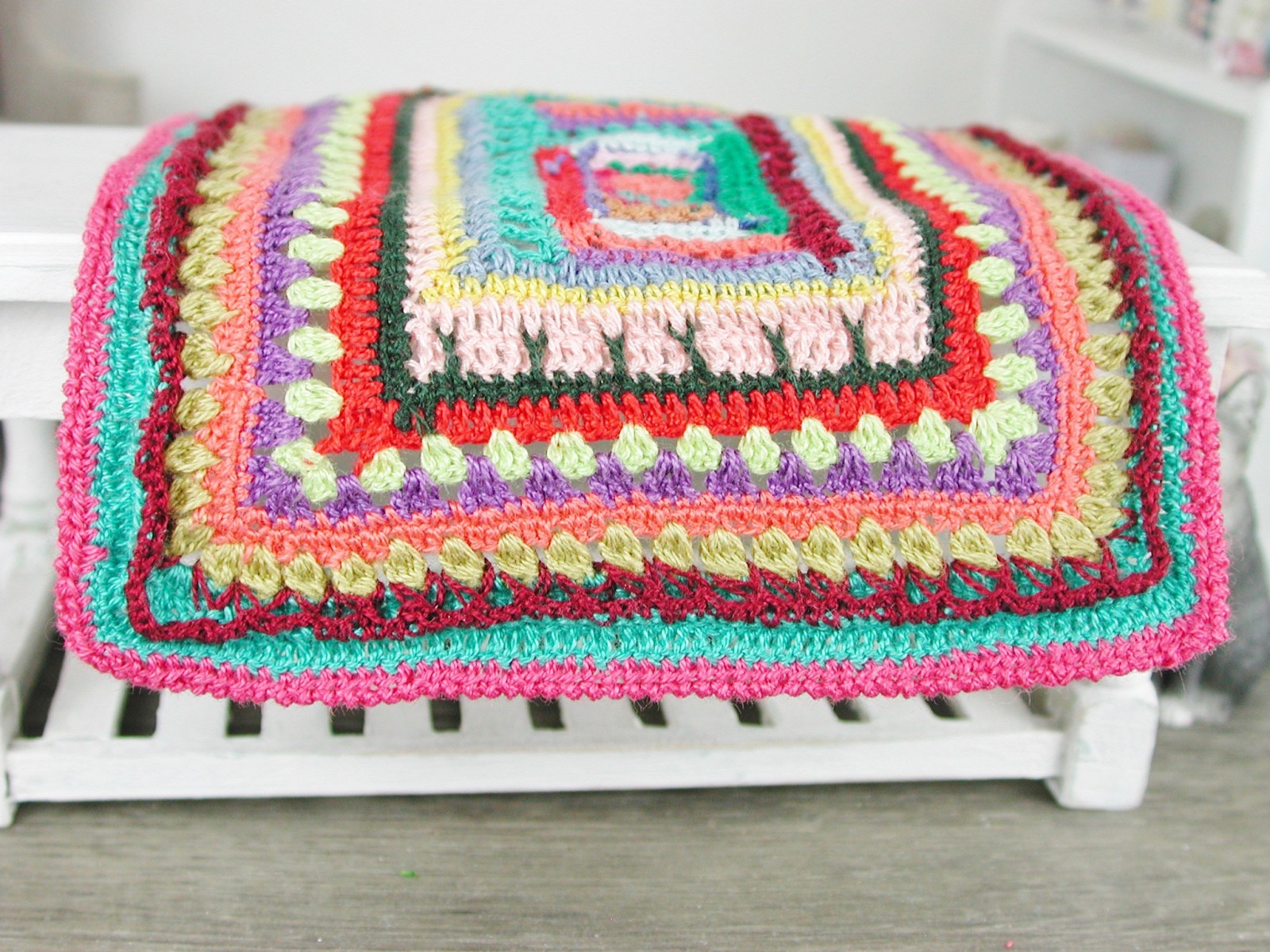 Gehäkelte Decke aus Baumwolle fürs Kinderbett in Miniatur Babydecke handgefertigt für die