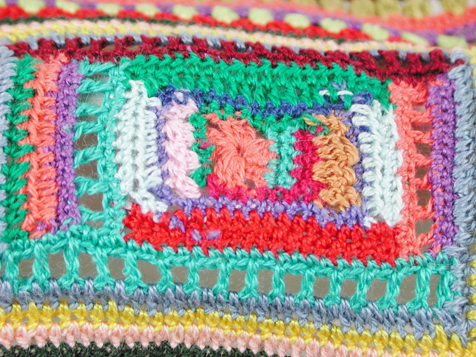 Gehäkelte Decke aus Baumwolle fürs Kinderbett in Miniatur Babydecke handgefertigt für die