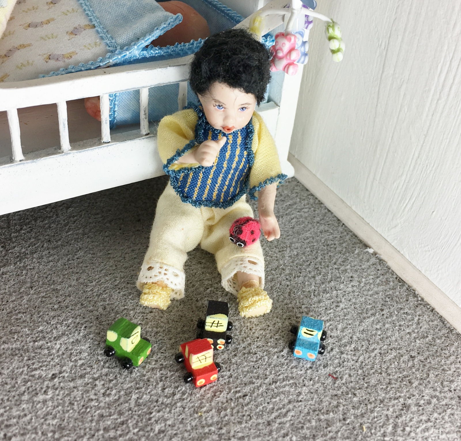 Kleines Spielzeugauto aus Holz für die Puppenstube das Puppenhaus Dollhouse Miniatures Krippen